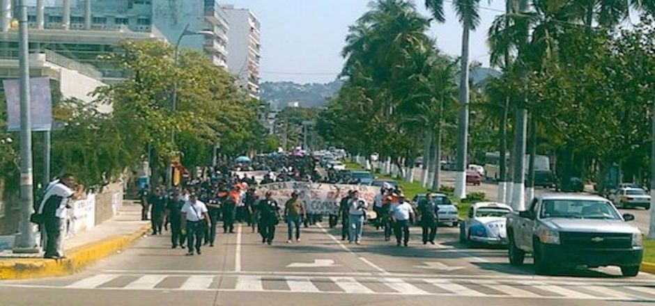 Marchan policías en la Costera de Acapulco