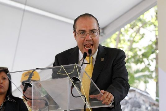 Denuncian a Mauricio Toledo por cobrar diezmo