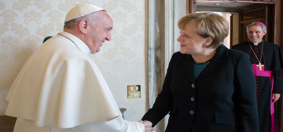 El papa Francisco recibe a Angela Merkel en el Vaticano El papa Francisco recibe a Angela Merkel en el Vaticano