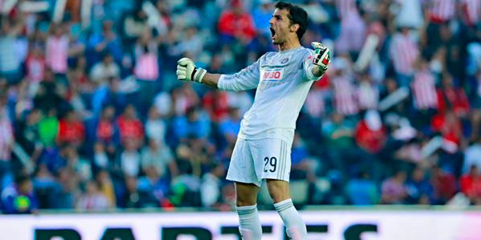 Chivas acaba con invicto de Cruz Azul Chivas acaba con invicto de Cruz Azul