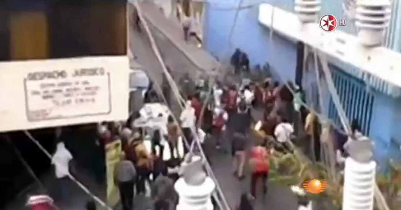 Militantes de la CETEG se enfrentan a policías Militantes de la CETEG se enfrentan a policías