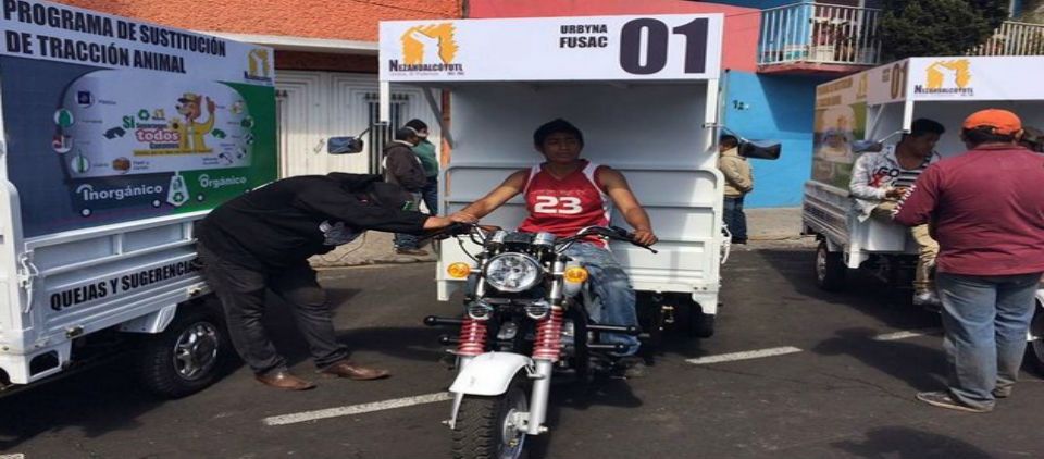 Carretoneros de Neza cambian animales por motos