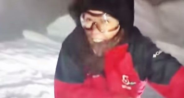 Reportera sale volando por el viento