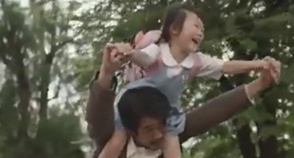 Niña descubre todo lo que su padre es capaz de hacer Niña descubre todo lo que su padre es capaz de hacer