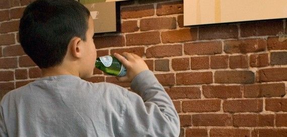 Niño de 6 años llega borracho a la escuela