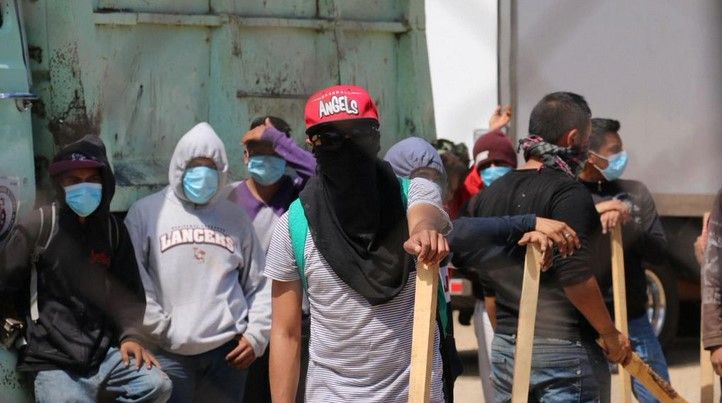 Encapuchados toman central camionera de Oaxaca