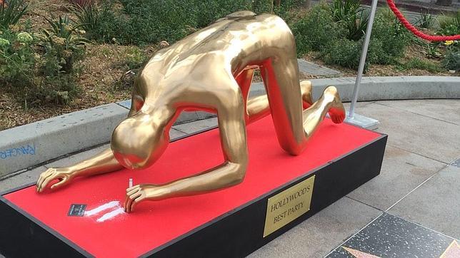 Develan estatua de premio Óscar con drogas