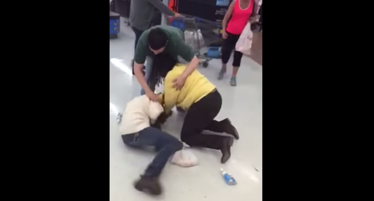 Captan pelea de dos mujeres en Walmart Captan pelea de dos mujeres en Walmart