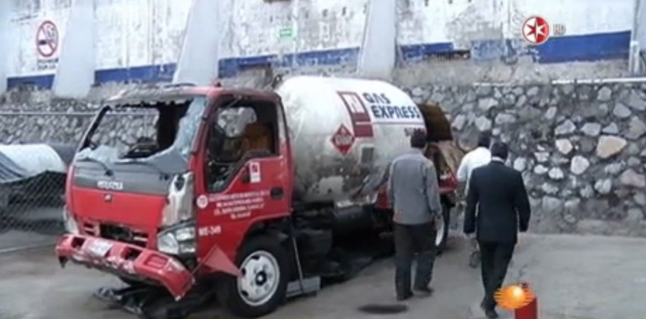 Peritos revisan pipa que causó la explosión en Cuajimalpa