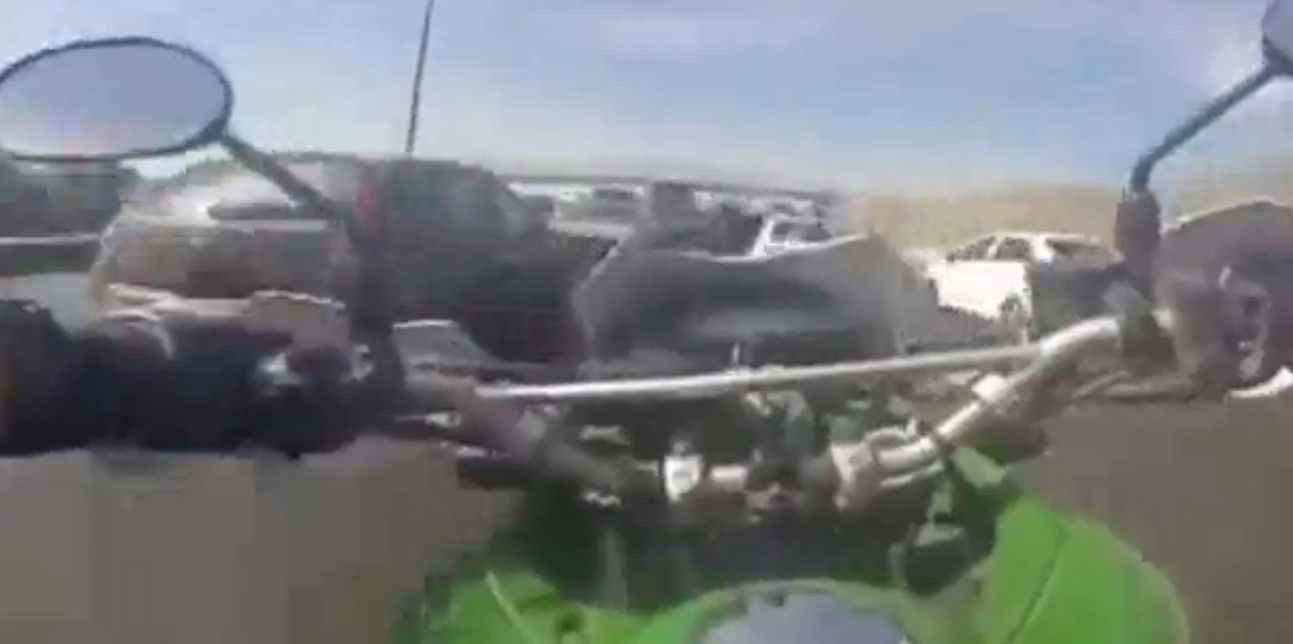 Policía graba persecución en motocicleta