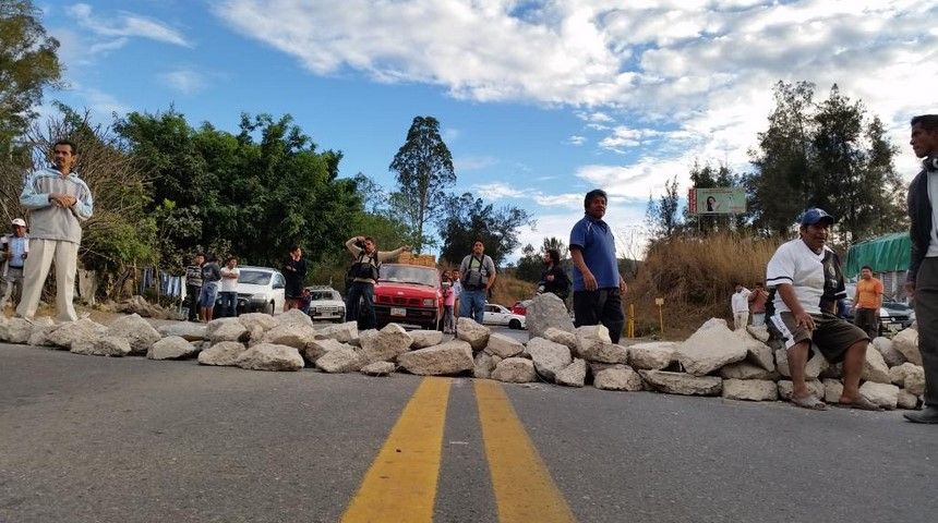 Bloquean carretera en Guerrero para exigir la salida de militares