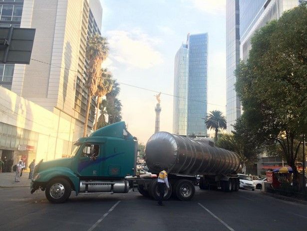 Pipa bloquea ciculación cerca del Ángel