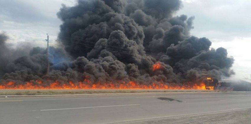 Vuelca y estalla pipa en Coahuila