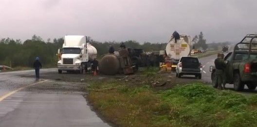 Vuelca pipa en carretera de Nuevo León