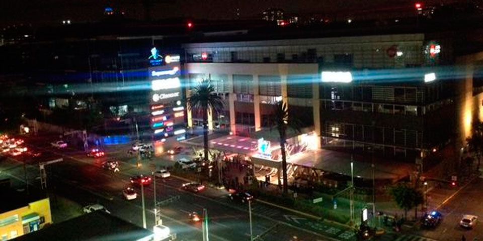 Desalojan plaza en la Del Valle por olor a combustible