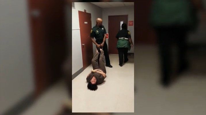 Policía arrastra a mujer por pasillo de la corte