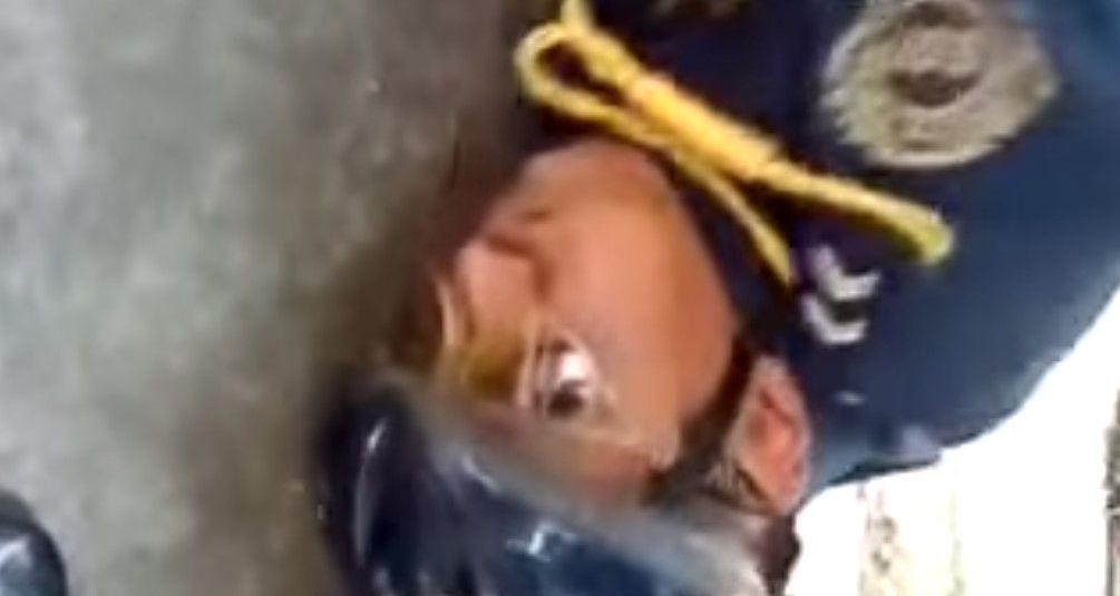 Policía se noquea al caer de la bicicleta