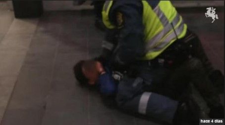 Policía somete a niño de 9 años contra el piso Policía somete a niño de 9 años contra el piso