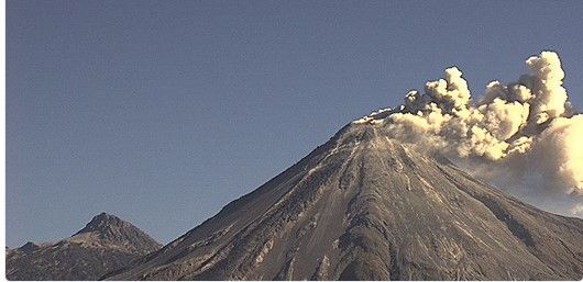 Volcán de Colima arroja ceniza sobre Jalisco