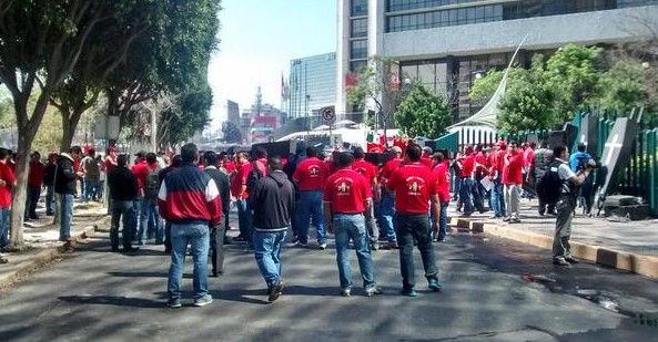 Marchan familiares de mineros de Pasta de Conchos