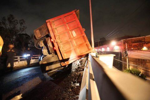 Vuelca camión en salida a Toluca