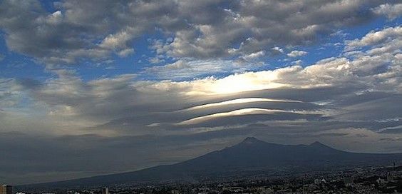 Disfrutan poblanos de nubes lenticulares