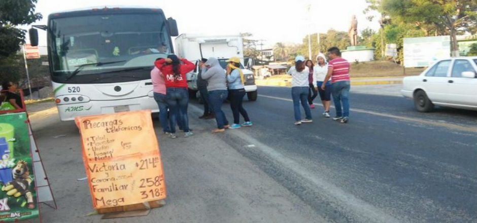 Normalistas saquean combustible y camiones repartidores