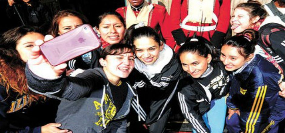 Recomiendan evitar selfies en escuelas por brote de piojos