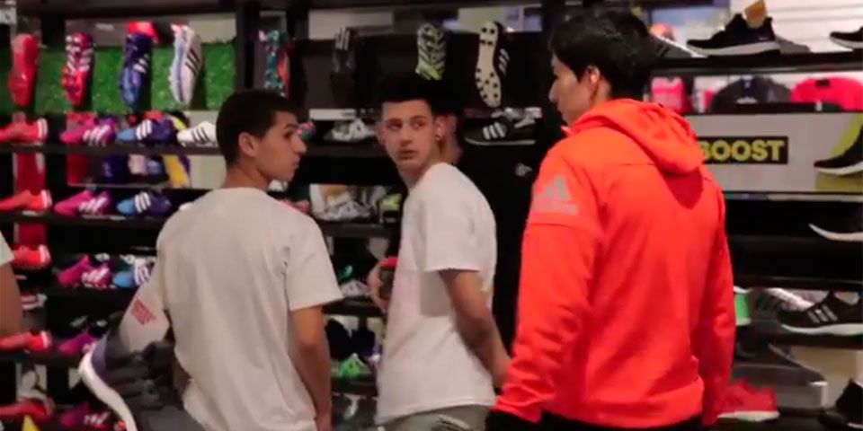 Suárez sorprende a jóvenes en tienda