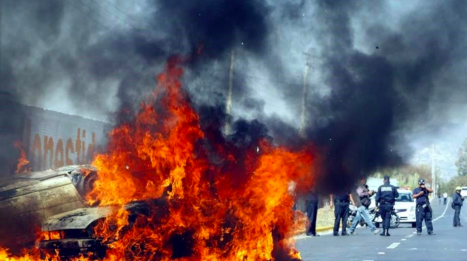 Transportistas queman dos taxis en Oaxaca