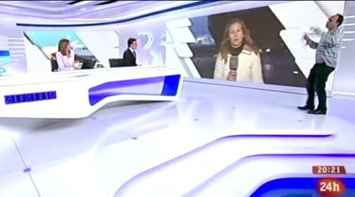 “Me persigue la CIA”, hombre interrumpe noticiario