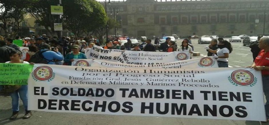 Marcha solidaria con militares se dirige a la PGR