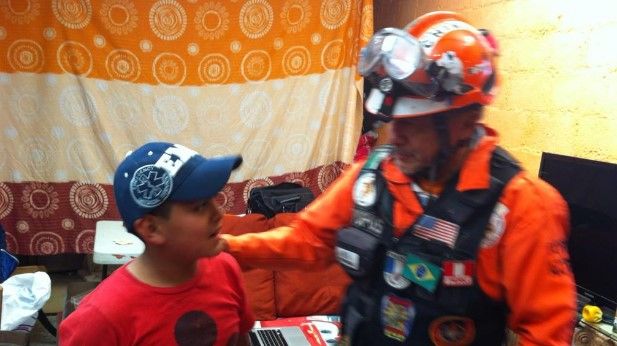 GDF entregó apoyos a familia de niño ‘topo honorario’