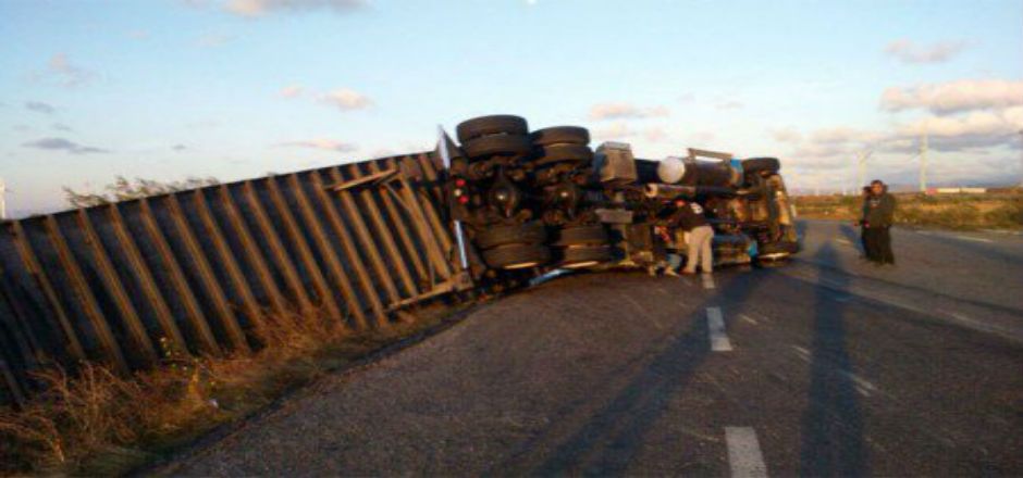 Fuertes vientos voltean tractocamión en el Istmo