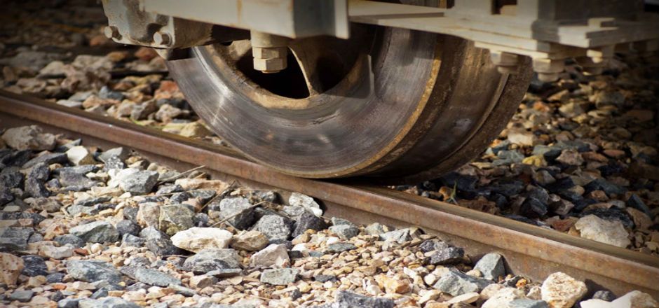 Se arroja a las vías del tren porque su novia lo dejó