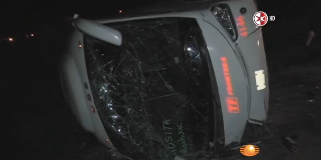 Tren choca con autobús de pasajeros