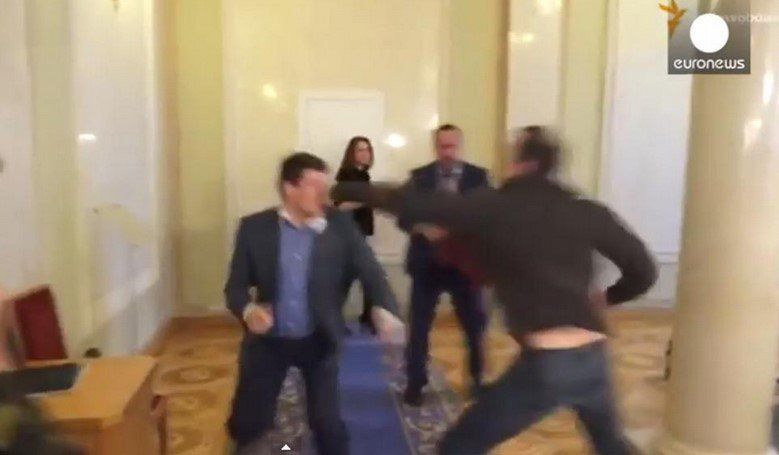 Dos legisladores de Ucrania se pelean Dos legisladores de Ucrania se pelean