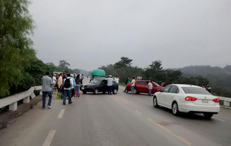 Maestros bloquean carretera en el Istmo de Tehuantepec