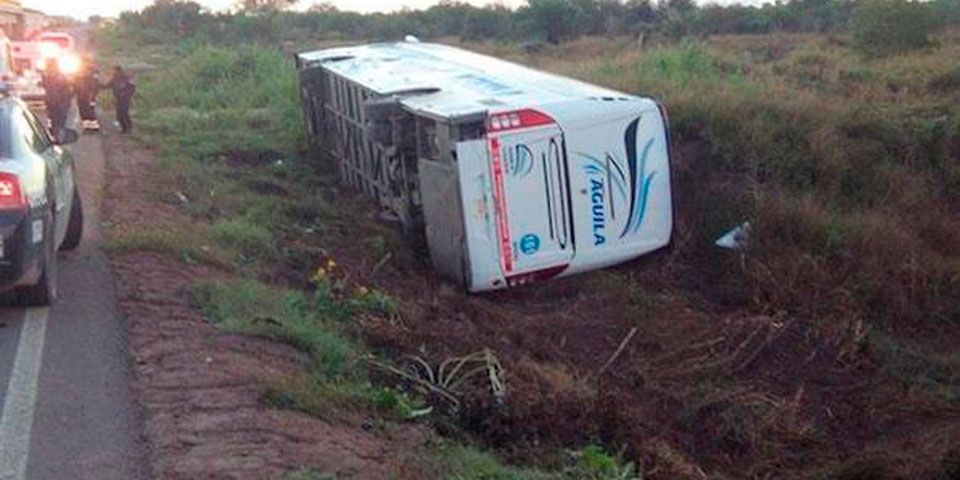 Varios heridos tras volcadura de camión en BCS