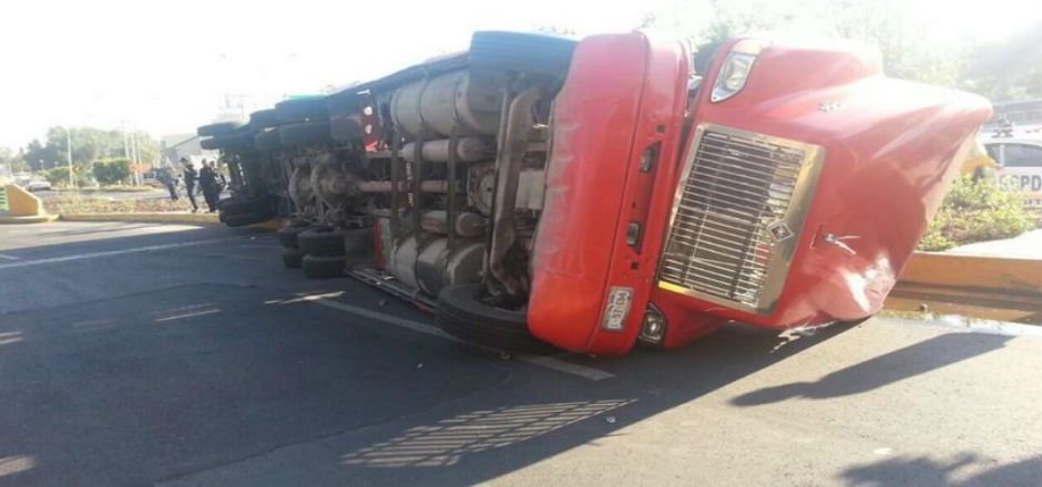 Volcadura de tráiler en Tlalnepantla