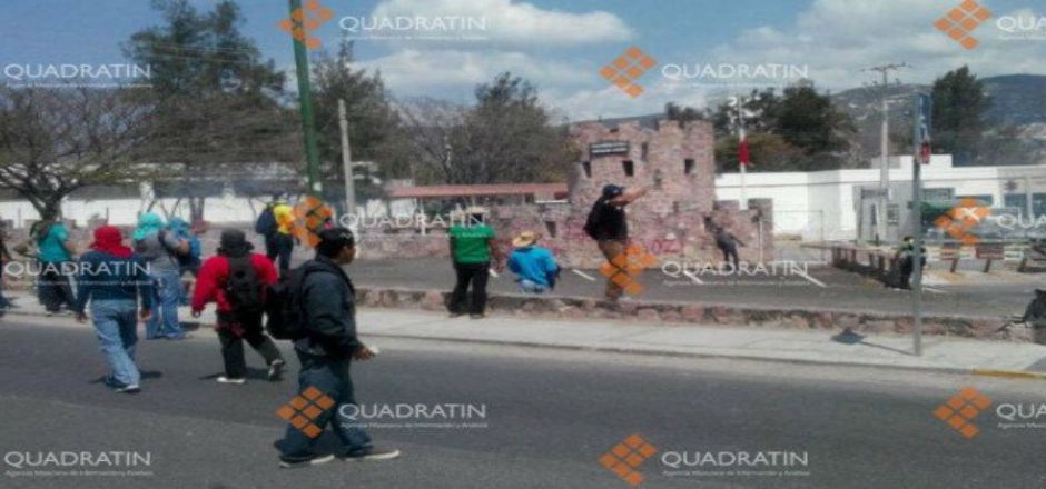 Normalistas atacan cuartel militar en Chilpancingo