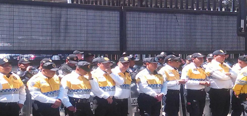 Protestan frente al INE