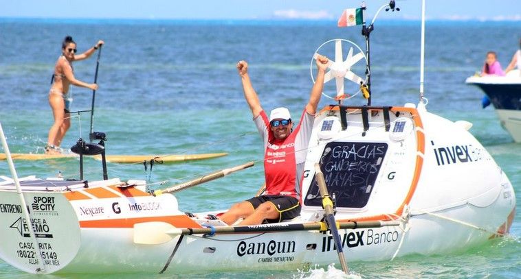 Cruzó el Atlántico en una pequeña embarcación