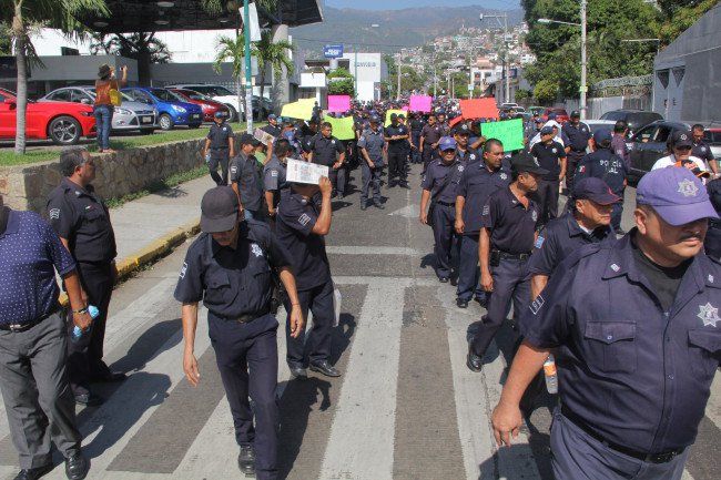 Policías de Acapulco levantan paro