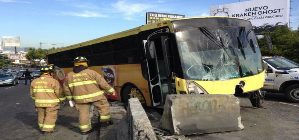 Choque de transporte escolar colapsa tránsito