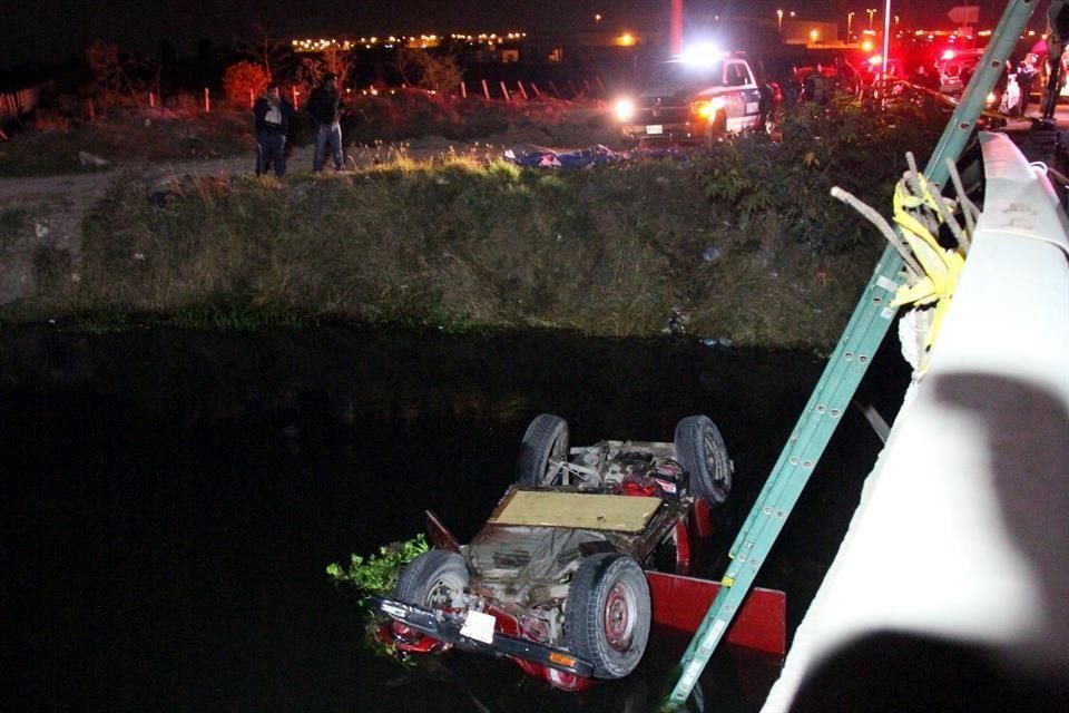 Mueren 7 al caer en canal de Jalisco Mueren 7 al caer en canal de Jalisco