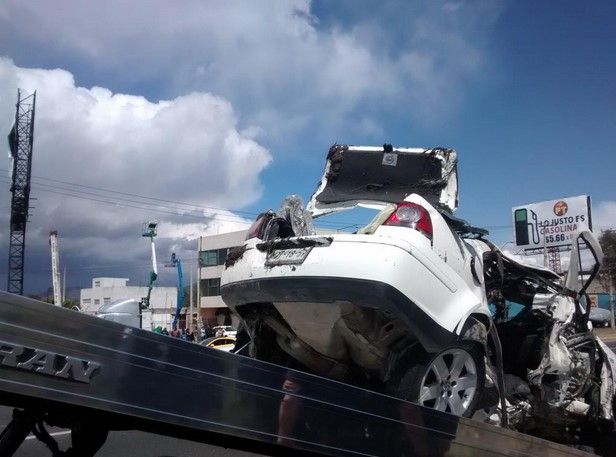 Automóvil cae a aguas negras, hay 3 muertos Automóvil cae a aguas negras, hay 3 muertos