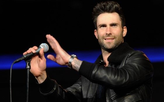Vocalista de Maroon 5 golpea con un micrófono a una mujer Vocalista de Maroon 5 golpea con un micrófono a una mujer