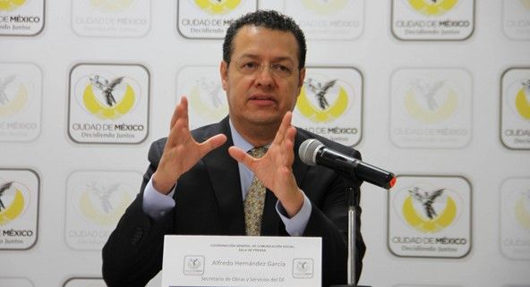 Sale Alfredo Hernández del GDF por conflicto de interés