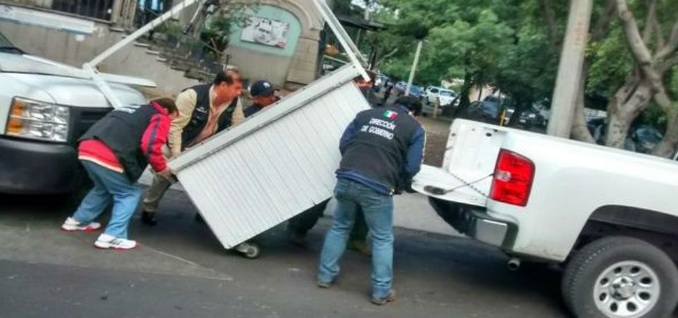 Retiran puestos ambulantes en las Lomas